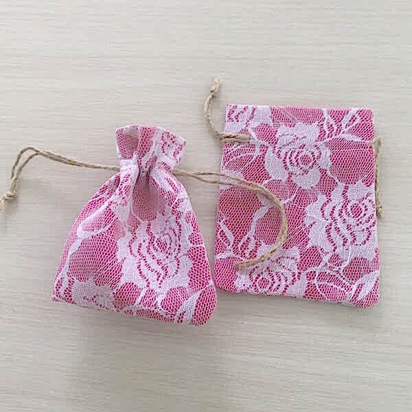 Beyaz Çiçek Desenli Pembe Jüt Kese 9x12 cm